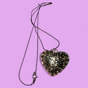 🌹Vintage Signed Korea Gold-tone Filigree Heart Pendant Necklace".